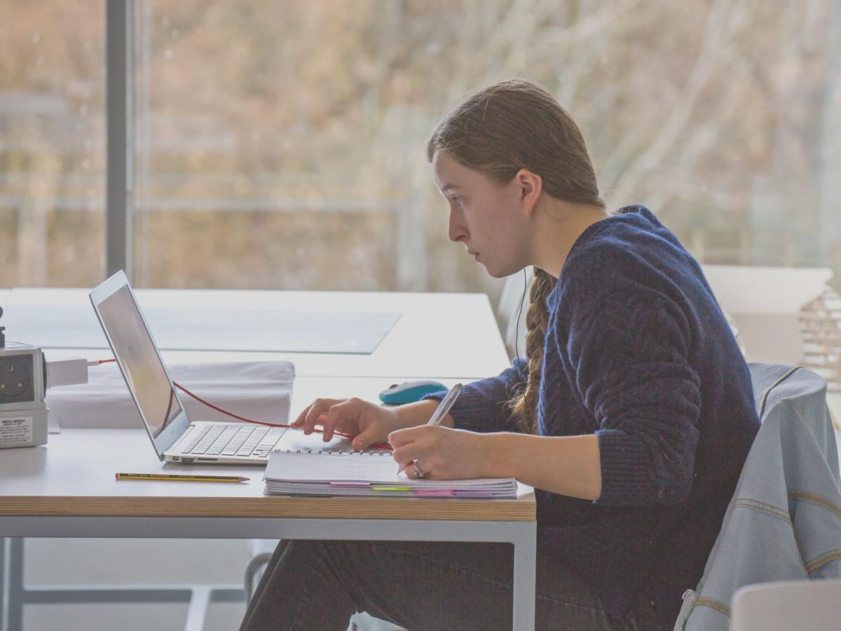 Vue d'ensemble d'un espace de travail fiscal professionnel