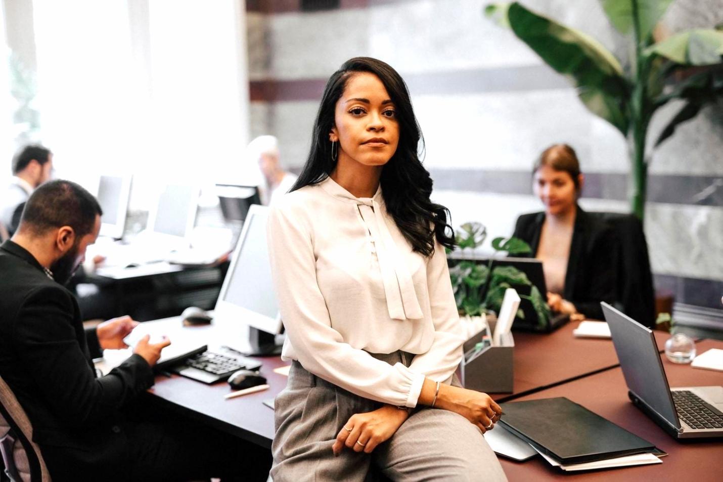 Participant travaillant sur un état financier